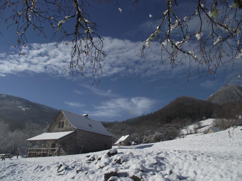 Les Chalets De La Foret D'Issaux Osse-en-Aspe Екстериор снимка