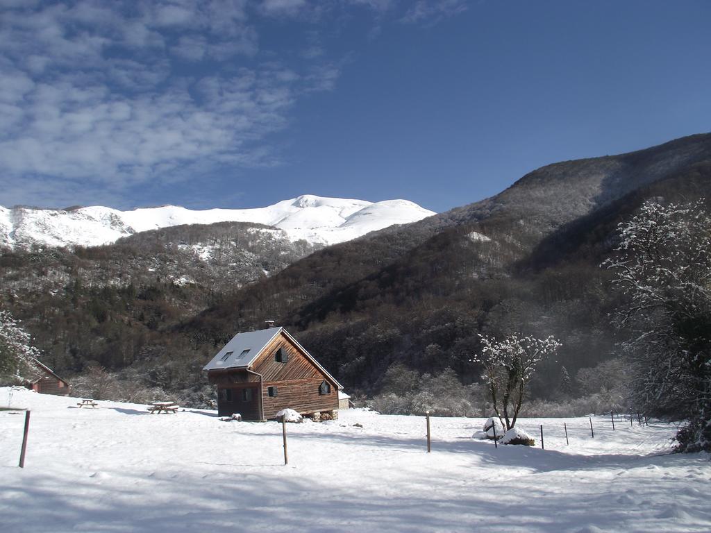 Les Chalets De La Foret D'Issaux Osse-en-Aspe Екстериор снимка