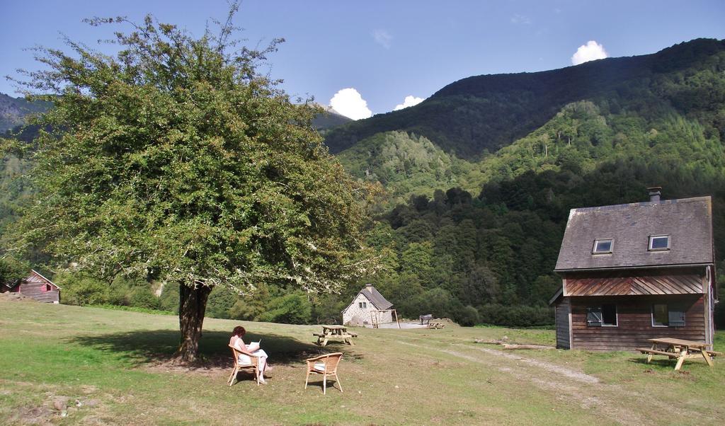 Les Chalets De La Foret D'Issaux Osse-en-Aspe Стая снимка